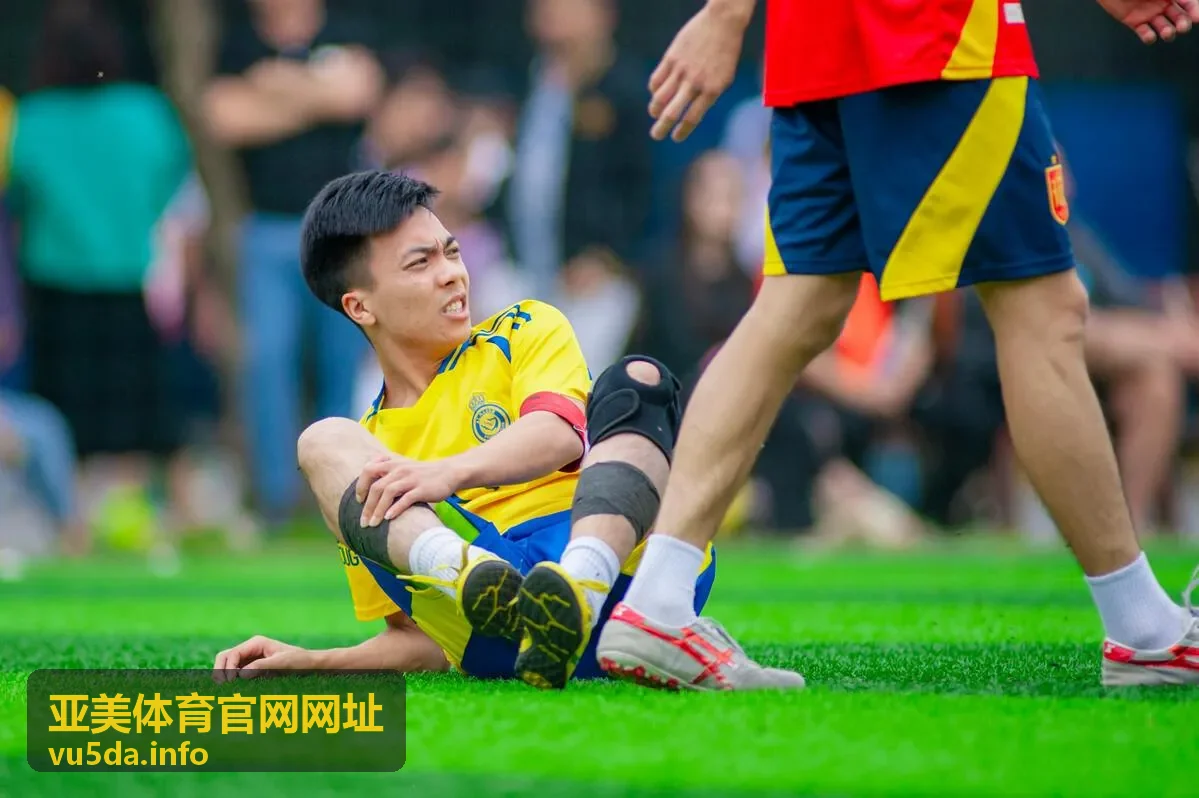 篮球挑战赛现场对抗画面